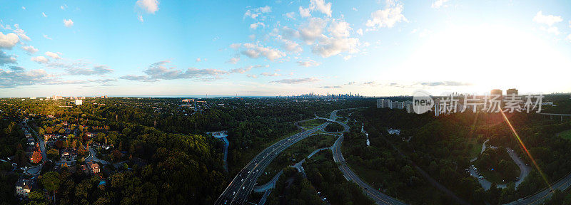 多伦多的Don Valley Parkway (DVP)，背景是多伦多市中心